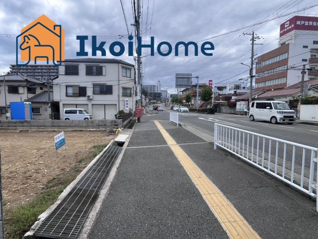 明石市朝霧町2丁目　土地　の前面道路含む現地写真|前面道路は幅員約17.4ｍございます。歩道もございますので安心です。間口は約14.9ｍ面しております