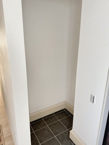 アーバンスタイル北群馬郡吉岡町9期　3号棟の玄関|シューズインクローク完備！