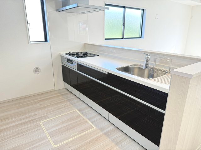 アーバンスタイル北群馬郡吉岡町9期　3号棟のキッチン|人気のカウンターキッチン採用です☆
コンロも３口ご用意しています！調理スペースも広くストレスなくお料理できます。
浄水器つきなので美味しいお水も飲めますよ♪
収納も沢山ご用意しています。