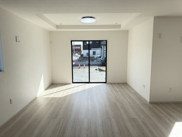 アーバンスタイル北群馬郡吉岡町9期　3号棟の洋室|21.5帖リビング♪人気の対面式キッチンを配した空間はお好みの家具も合わせやすく、家族がくつろぐ快適な空間造りをサポート。窓からは明るい陽光が差し込みます。