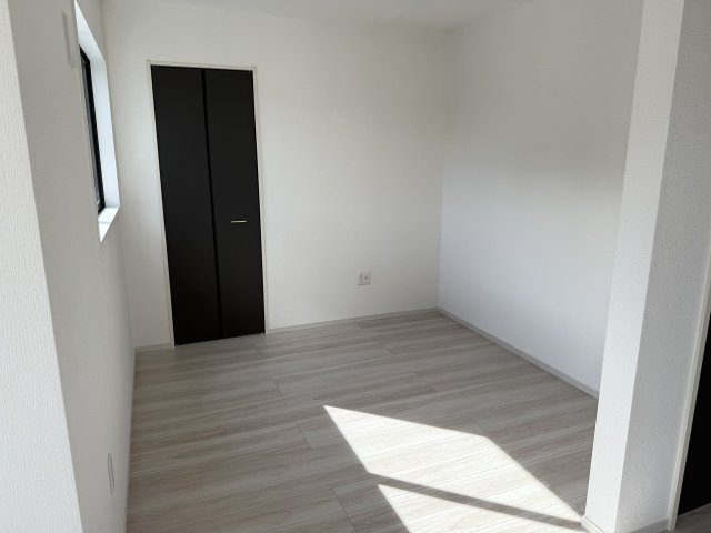 アーバンスタイル北群馬郡吉岡町9期　3号棟の収納|リビング続きの洋室です。二部屋に分割も可能です！