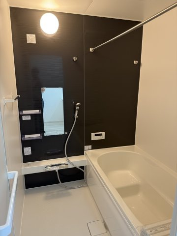 アーバンスタイル北群馬郡吉岡町9期　3号棟の浴室|１坪タイプのフルオートバスです！
足を延ばして入れる広さなので一日の疲れも癒されますよ♪
室内物干しや浴室乾燥機もあるのでお天気の悪い日にはランドリースペースとしてもご利用できます！