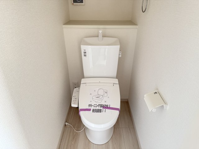 アーバンスタイル北群馬郡吉岡町9期　3号棟のトイレ|1階トイレです。清潔感のある白を基調としています。
温水洗浄・便座暖房機能の付いた快適なトイレです☆