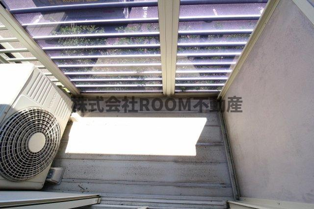 クレストコートBのバルコニー|外からの目が気にならないバルコニーで洗濯物が干せます