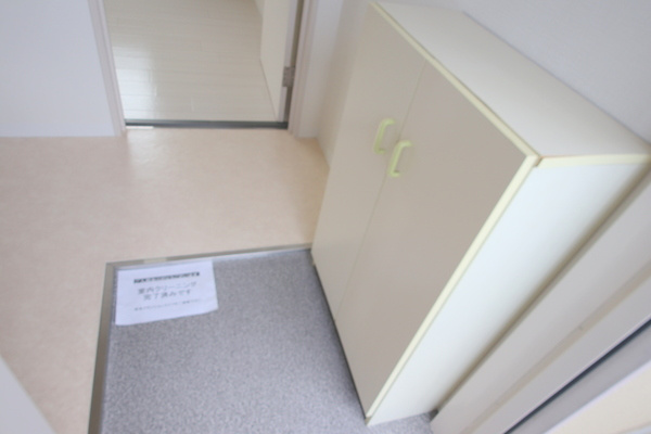 諏訪東生駒ビルの玄関