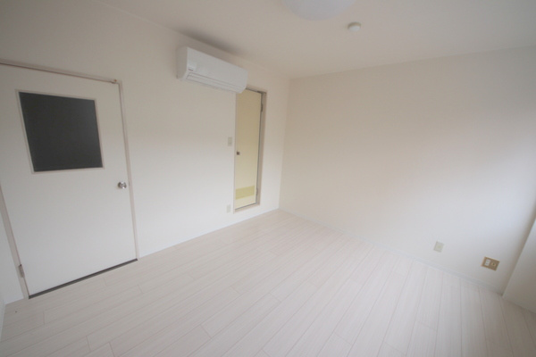 諏訪東生駒ビルの居間・リビング