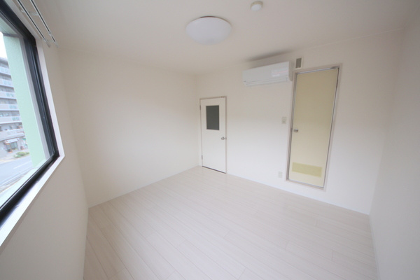 諏訪東生駒ビルの居間・リビング