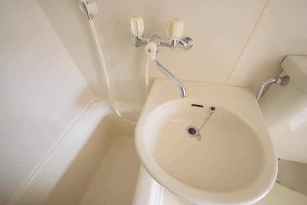 諏訪東生駒ビルの洗面所