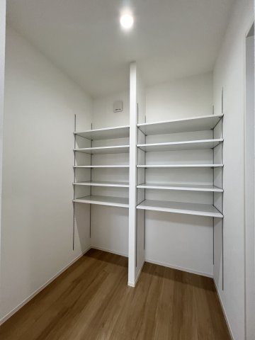中央区曳馬三丁目の収納|キッチン横のパントリー。常備品や備蓄も心配なく確保。
キッチン→パントリー→洗面室と回遊できる家事導線が朝の忙しさとストレスを軽減できるかも！