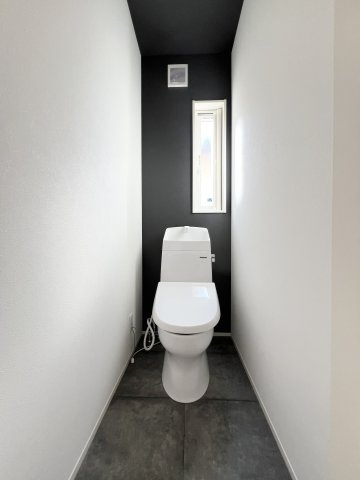 中央区曳馬三丁目のトイレ|トイレは1階と2階にそれぞれ設置しています。
白と黒のモダンな印象のトイレです。
