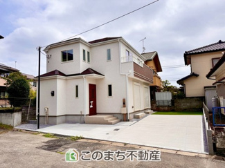 【前面道路含む現地写真】 | 前面道路は広々としてます！運転が苦手な方でもお車の出し入れ簡単で安心です☆
