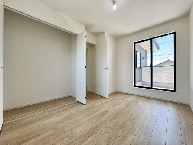 中央区市野町　1期の洋室|2F北側5.5畳の洋室
南側にバルコニーがあり明るい室内です。