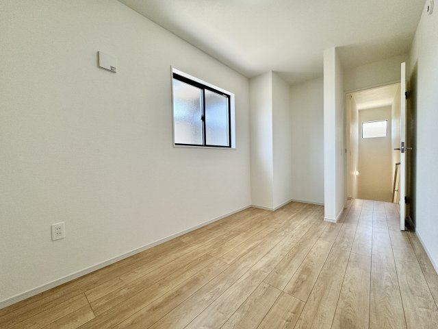 中央区市野町　1期の洋室|階段を上がった正面の5.5帖の洋室です。
収納スペースも確保されています。