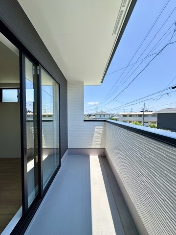 中央区市野町　1期のバルコニー|日当たりの良いワイドバルコニーです。屋根もあるので
ちょっとの雨もしのげます。