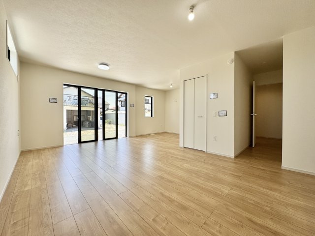 中央区市野町　1期の居間・リビング|21.8帖の広々LDKはどんなインテリアのレイアウトにしようか楽しみですね。
