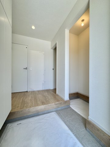 中央区市野町　1期の玄関|玄関横には土間収納があり、外で使う荷物等をそのまま出し入れでき便利です。