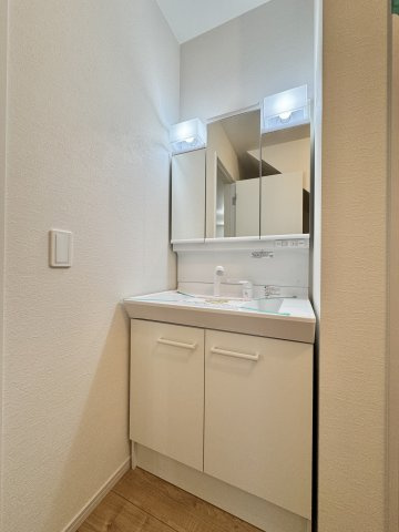 中央区市野町　1期の独立洗面台|3面鏡の洗面台は、メイク道具等の細々した物もスッキリと収納していただけます。