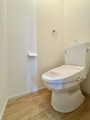 中央区市野町　1期のトイレ|白を基調とした清潔感のあるトイレです。