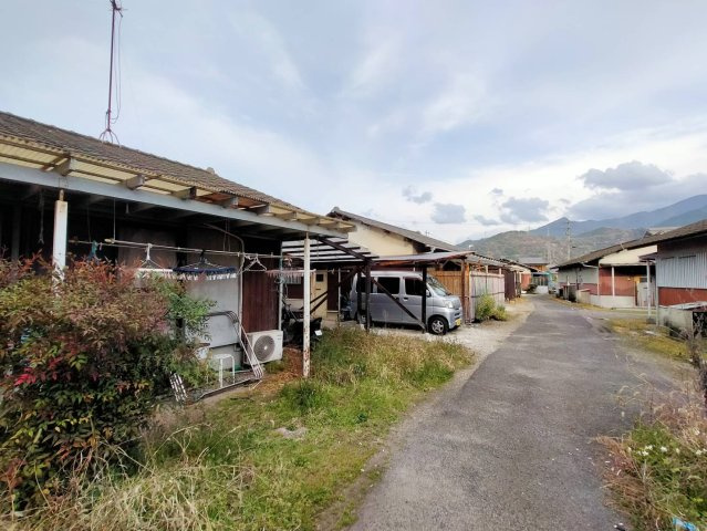 西条市中野甲525-1、526-1　収益物件の外観