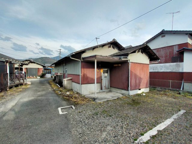 西条市中野甲525-1、526-1　収益物件の外観