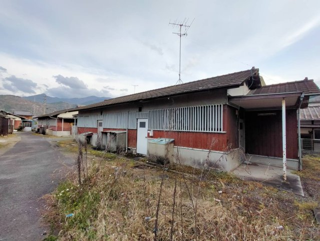 西条市中野甲525-1、526-1　収益物件の外観