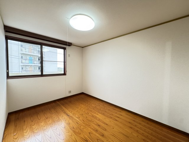 上信マンションの洋室