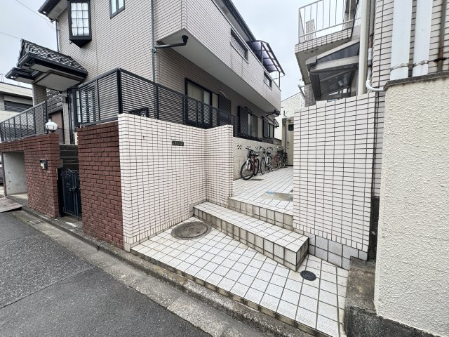 上信マンションのエントランス