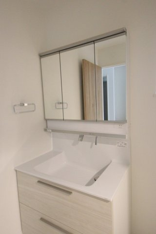 《仲介手数料無料》浦和区元町２丁目40-10(全1戸)新築一戸建てRESORT HOUSEの独立洗面台|撮影日 2025年5月26日 15:00 曇り