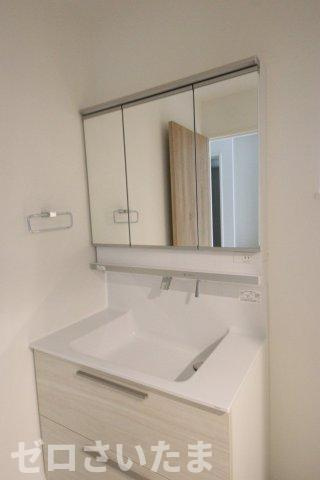 《仲介手数料無料》浦和区元町２丁目40-10(全1戸)新築一戸建てRESORT HOUSEの独立洗面台|撮影日 2025年5月26日 15:00 曇り