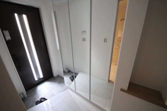 《仲介手数料無料》浦和区元町２丁目40-10(全1戸)新築一戸建てRESORT HOUSEの玄関|撮影日 2025年5月26日 15:00 曇り