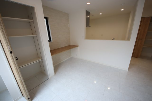 《仲介手数料無料》浦和区元町２丁目40-10(全1戸)新築一戸建てRESORT HOUSEの居間・リビング|撮影日 2025年5月26日 15:00 曇り