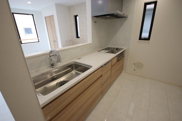 《仲介手数料無料》浦和区元町２丁目40-10(全1戸)新築一戸建てRESORT HOUSEのキッチン|撮影日 2025年5月26日 15:00 曇り