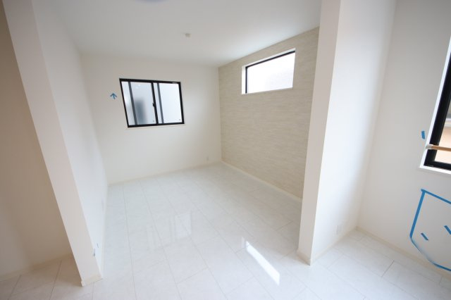 《仲介手数料無料》浦和区元町２丁目40-10(全1戸)新築一戸建てRESORT HOUSEの居間・リビング|撮影日 2025年5月26日 15:00 曇り