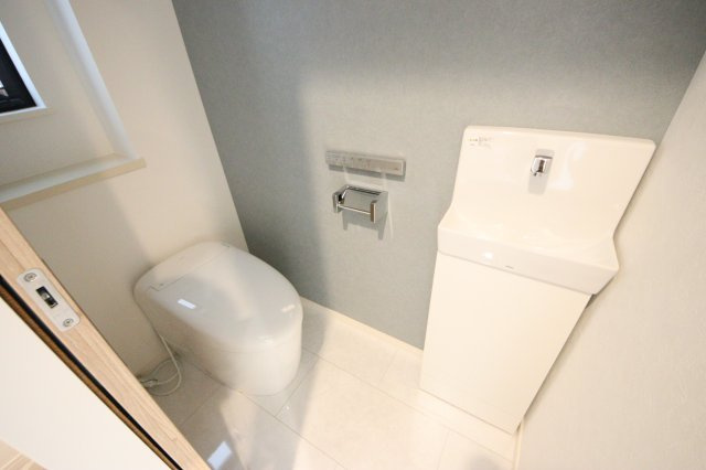 《仲介手数料無料》浦和区元町２丁目40-10(全1戸)新築一戸建てRESORT HOUSEのトイレ|撮影日 2025年5月26日 15:00 曇り