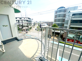 南向きバルコニーは日照が豊富で温暖な陽光を受けられ、植物の育成やリラックススペースとして活用可能です。洗濯物の乾燥が速く、快適な生活環境を提供。自然の光を取り込み、室内を明るくしてくれます。