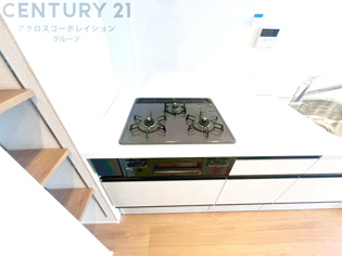 多数の調理器具を同時に使用でき、料理の効率化が可能。省エネで節約になり、様々な料理スタイルに適応できます。また、火力調整が独立しており、手入れや掃除もしやすく、今よりもっとお料理が楽しくなるかも。