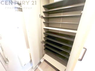 大きな玄関収納付きの玄関です　家族皆様の履物をしっかり収納できます
