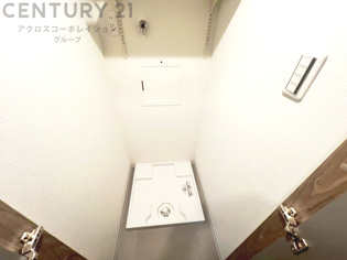 洗濯物の仕分け作業がしやすく、整理整頓が容易になります。洗濯音や湿気を他の部屋に持ち込まず、生活環境を快適に保ちます。上部を活用すれば収納スペースを確保でき洗剤や洗濯用品の整理もしやすくなります。