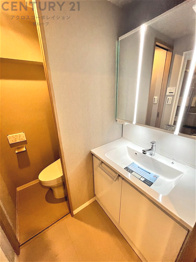 衣服の収納や脱ぎ着や整理整頓がしやすく、湿った衣類を乾燥させるスペースがありカビや臭いの発生を防ぎます。床の汚れを他の部屋に持ち込まず清潔を保つことができます。また快適な入浴環境の整備にも役立ちます。