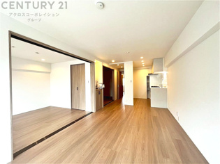 リビングダイニングは家族や友人とのコミュニケーションを楽しむ場所でくつろぎながら食事や会話を楽しめ、多目的に利用できリラックスできる空間です。家庭内の中心として機能し、快適な生活をサポートします。