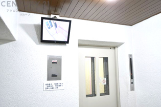 エレベータ乗り場には、エレベーター内カメラ映像が出ておりセキュリティ面にも配慮した設備となっています。