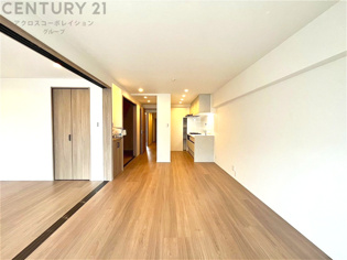 リビングダイニングは家族や友人とのコミュニケーションを楽しむ場所でくつろぎながら食事や会話を楽しめ、多目的に利用できリラックスできる空間です。家庭内の中心として機能し、快適な生活をサポートします。