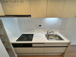 壁付けシステムキッチンはスペースの最大限の有効活用が可能で、動線がスムーズになり調理や準備が快適で効率的に行えます。収納スペースや吊り戸棚が設けられ、調理器具や食器類をスマートに収納できます。