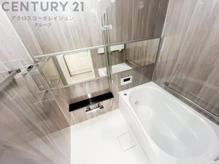 ユニットバスは省スペースでありながら、シンプルな設計と使いやすさを備え、簡便なメンテナンスが可能です。またミラー・小物置き場もあり便利です。