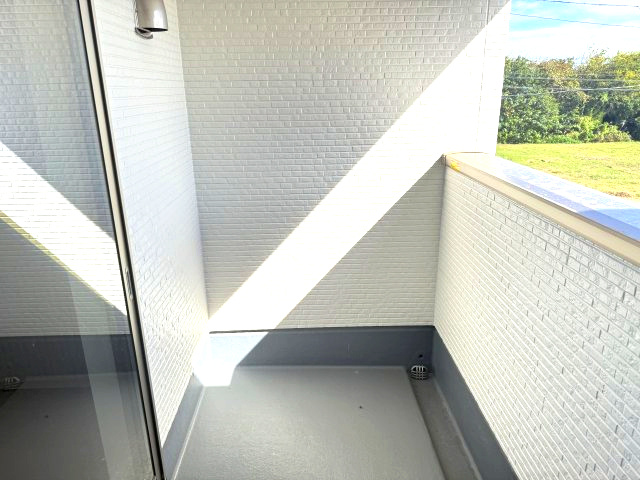 アーバンスタイル北群馬郡吉岡町9期　2号棟のバルコニー|お洗濯にも便利なバルコニー付き。屋根付きなので雨でも洗濯物が濡れません。