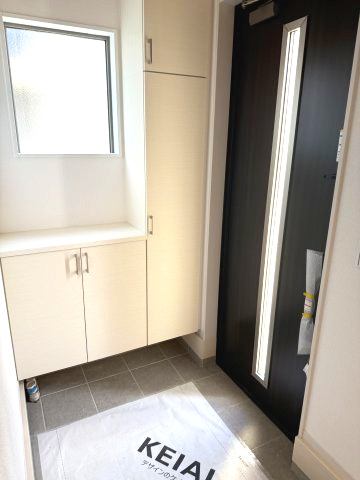 アーバンスタイル北群馬郡吉岡町9期　2号棟の玄関|玄関収納もついてます。