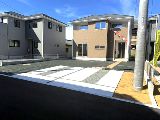 アーバンスタイル北群馬郡吉岡町9期　2号棟の駐車場|駐車場もキレイに整備されています。並列３台駐車可能ですよ！