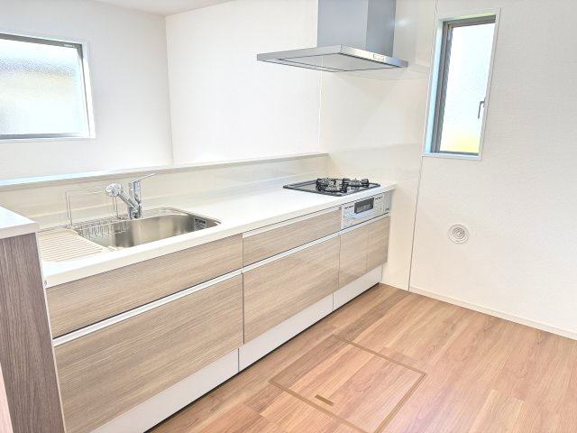 アーバンスタイル北群馬郡吉岡町9期　2号棟のキッチン|人気のカウンターキッチン採用です☆
コンロも３口ご用意しています！調理スペースも広くストレスなくお料理できます。
浄水器つきなので美味しいお水も飲めますよ♪
収納も沢山ご用意しています。