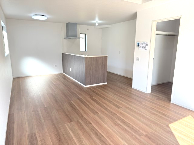 アーバンスタイル北群馬郡吉岡町9期　2号棟の洋室|人気の対面式キッチンを配した空間はお好みの家具も合わせやすく、家族がくつろぐ快適な空間造りをサポート。窓からは明るい陽光が差し込みます。