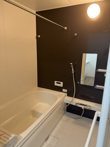 アーバンスタイル北群馬郡吉岡町9期　2号棟の浴室|１坪タイプのフルオートバスです！
足を延ばして入れる広さなので一日の疲れも癒されますよ♪
室内物干しや浴室乾燥機もあるのでお天気の悪い日にはランドリースペースとしてもご利用できます！